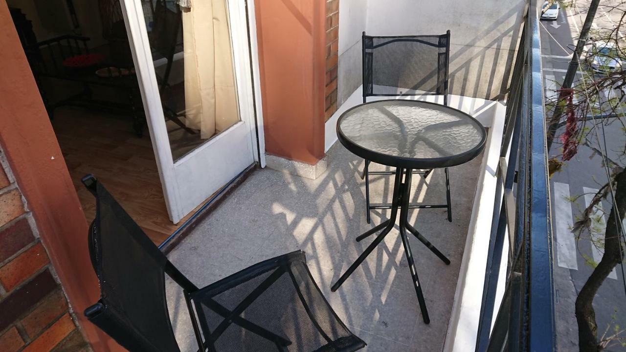 Excelente Departamento Con Balcon A La Calle Sobre Avenida Buenos Aires Exterior foto